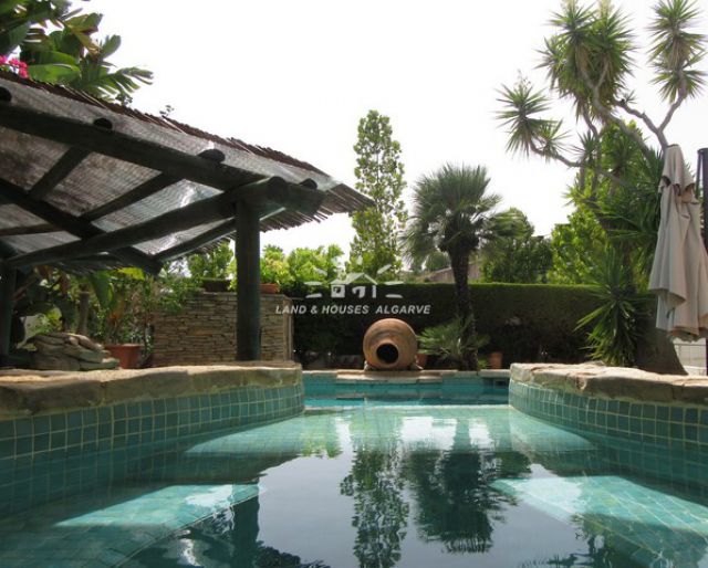 Villa mit Pool und wunderschönem Garten an Flusspromenade in Tavira