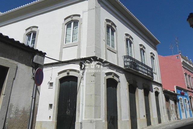 Partly renovated townhouse in historic centre of Loule Partly renovated townhouse in historic centre of Loule