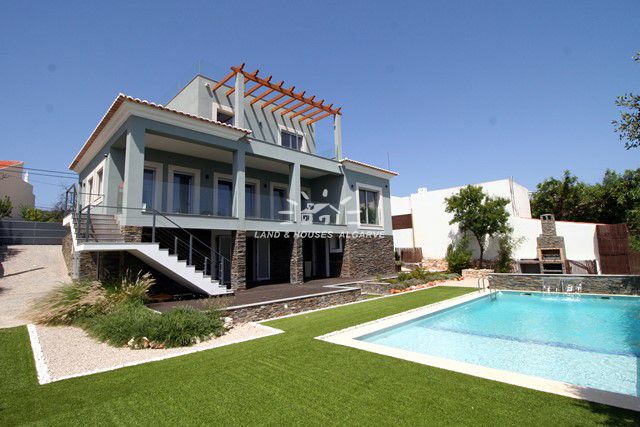 Neubauvilla mit Pool und Meerblick nahe Santa Barbara de Nexe