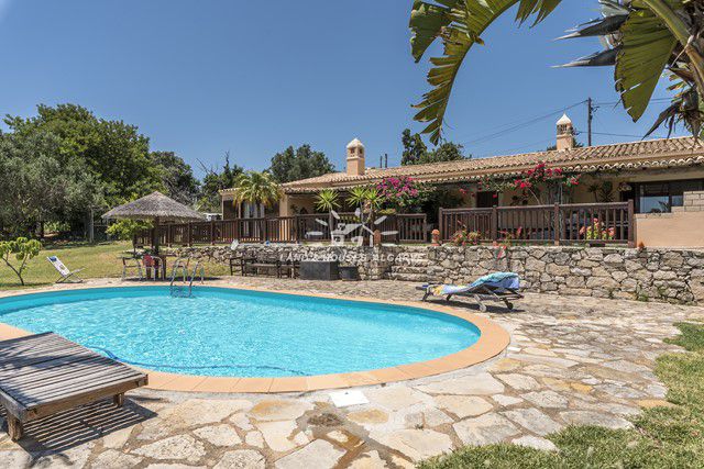 Villa im Bungalowstil mit Pool nahe Loule