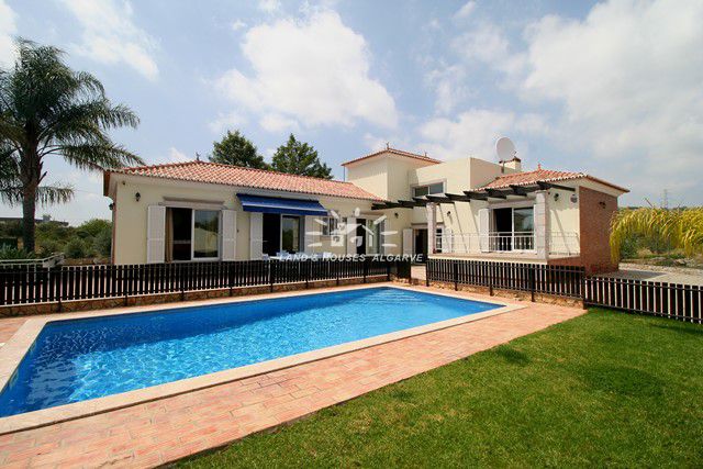 Charming villa with pool and double garage near Sao Bras de Alportel Charming villa with pool and double garage near Sao Bras de Alportel