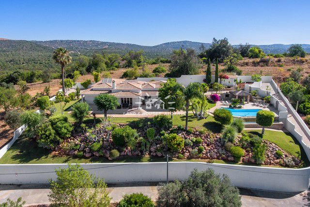 3 bedroom Villa near Villamoura with swimming pool to be sold fully furnished 3 bedroom Villa near Villamoura with swimming pool to be sold fully furnished