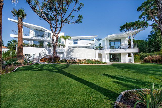 Modern luxury villa with pool in one of the most sought after areas in Quinta do Lago Modern luxury villa with pool in one of the most sought after areas in Quinta do Lago