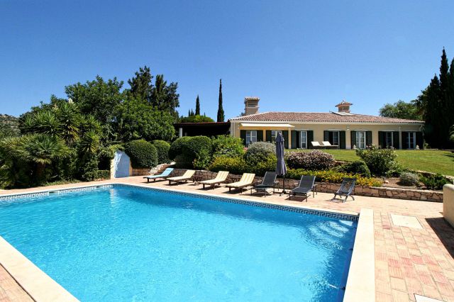 Villa mit Pool und Meerblick in fantastischer Lage nahe Loule