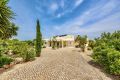 Well presented single storey villa with private pool set on a good size plot