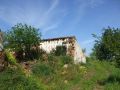 Terreno com grande ruína e vista para o campo