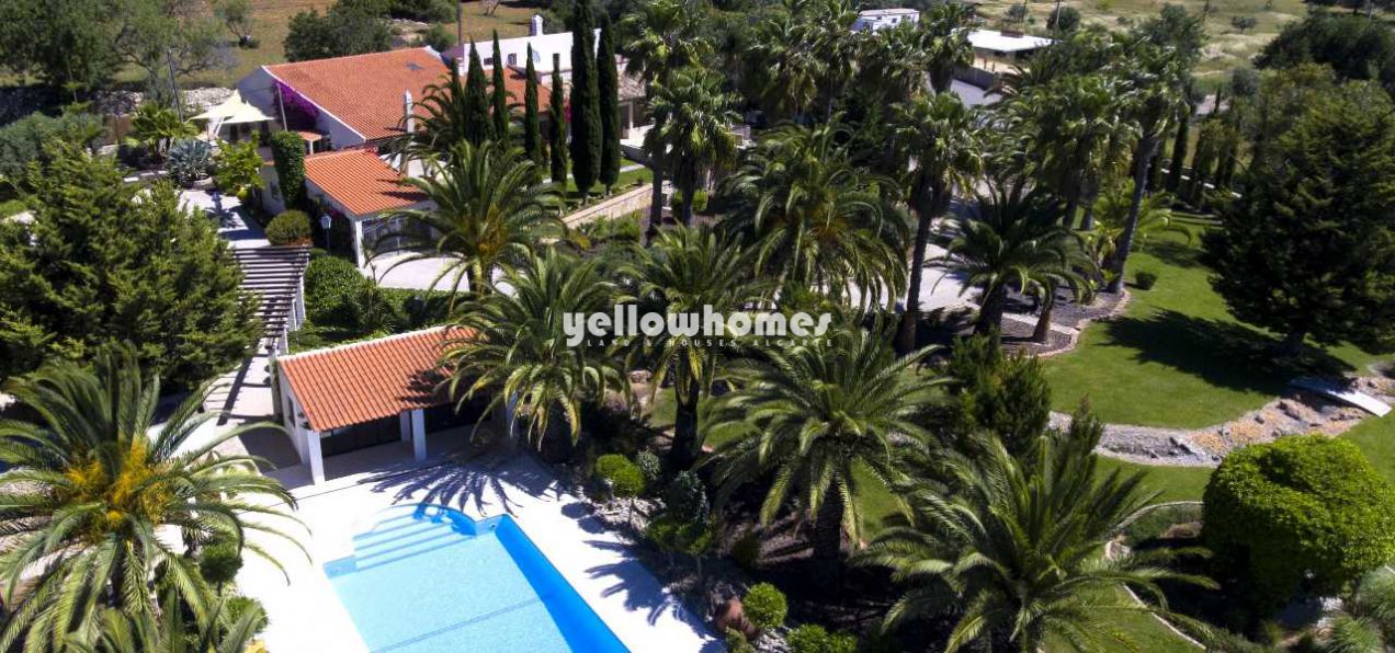 Charming 7-Bedroom Country Villa with Pool on...