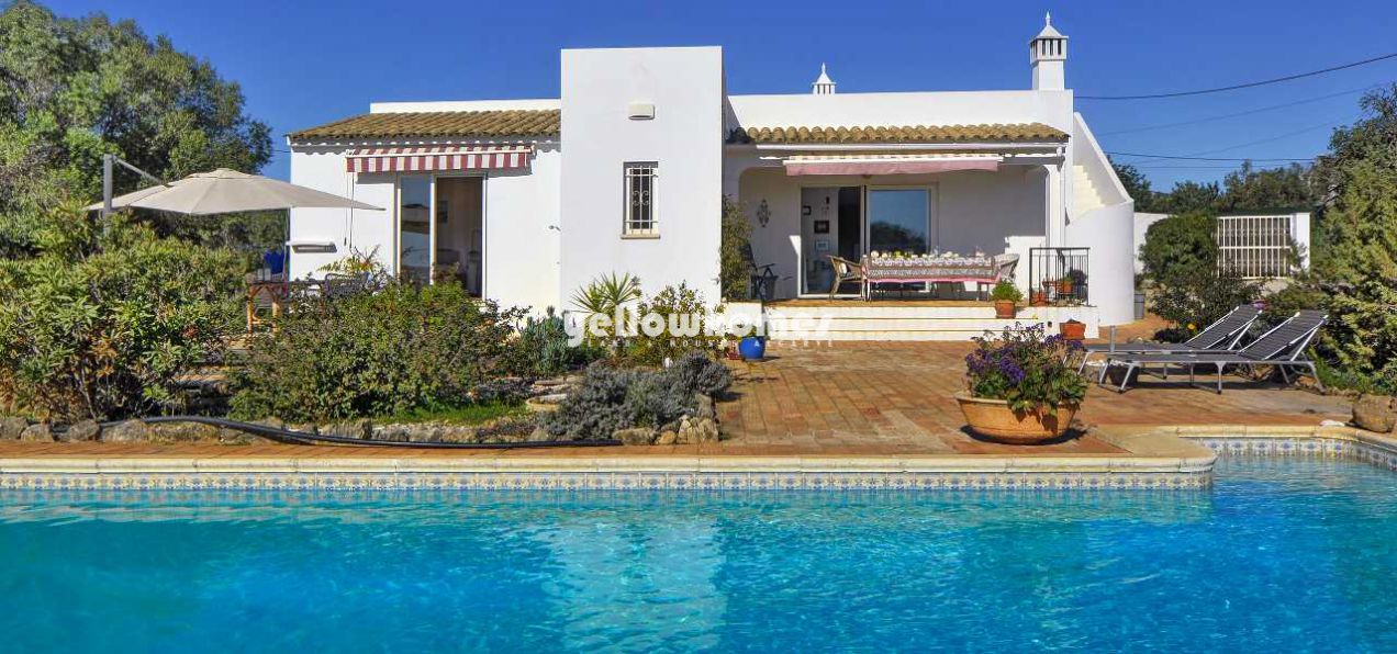 Charmante Bungalow-Villa mit Pool, Dachterrasse und Privatsphäre...