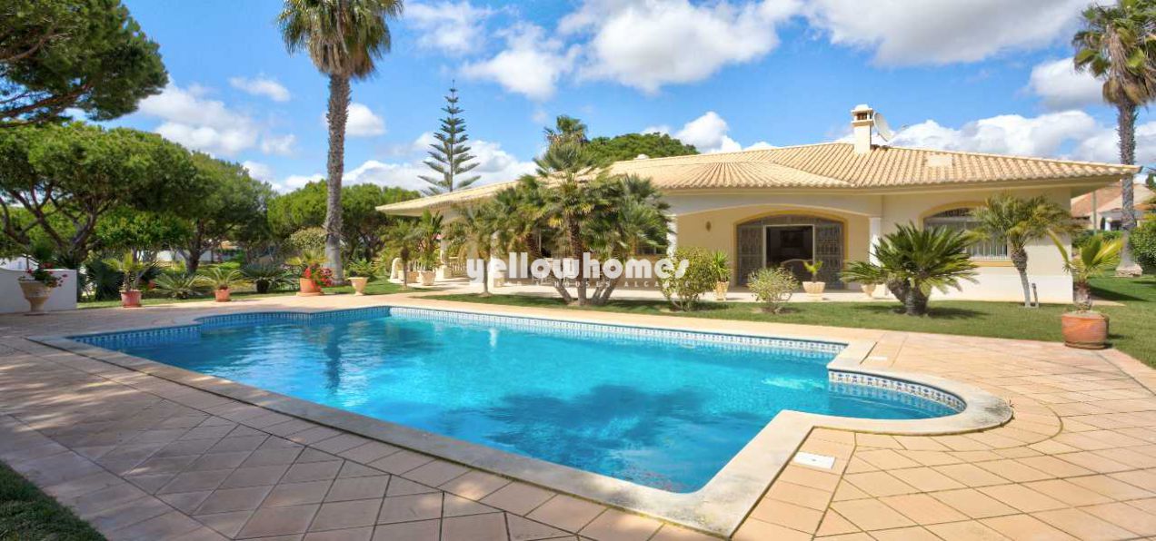 Moradia térrea espaçosa entre Vale Do Lobo e Quarteira...