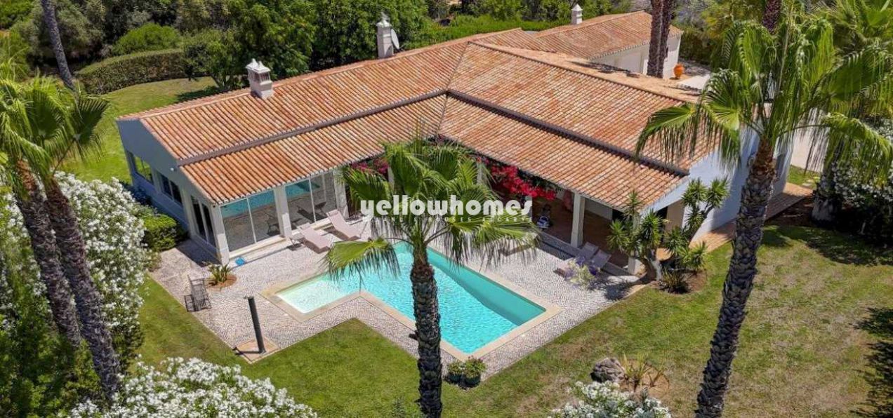 Einzigartige Bungalow-Villa mit Pool und Garage bei Alvor, Portimão