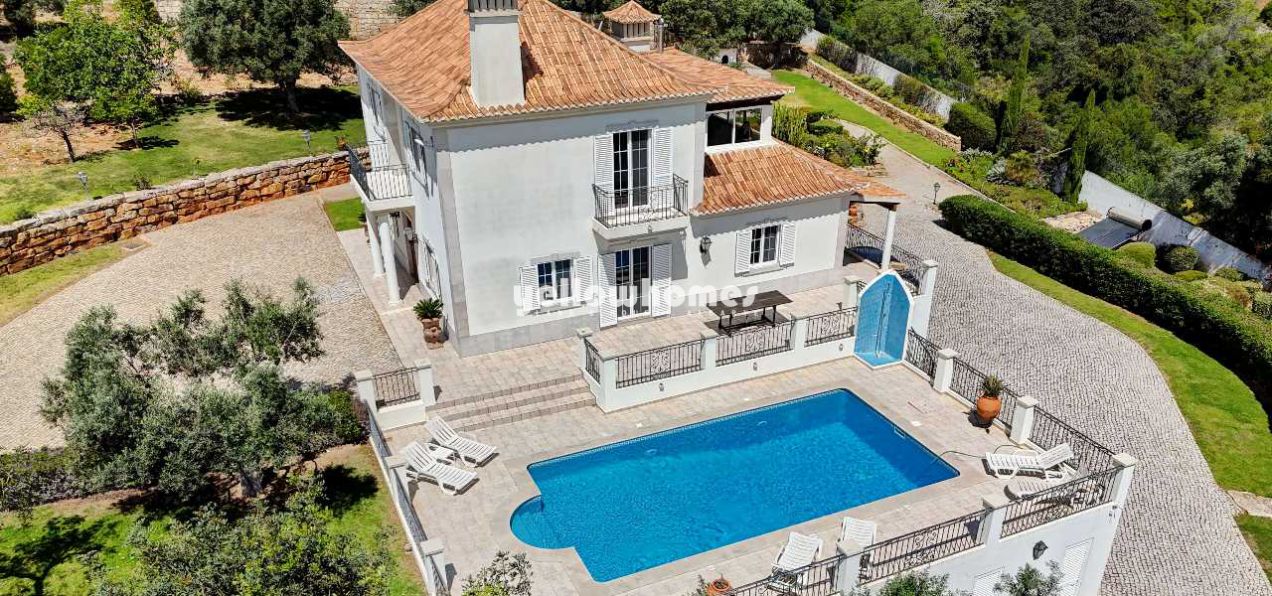 Unique Manor House with large plot and fantastic...