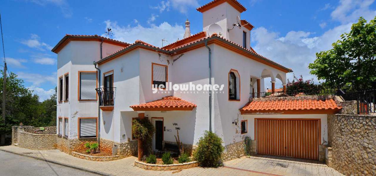 Large 6-bedroom villa with garden, pool and garage...