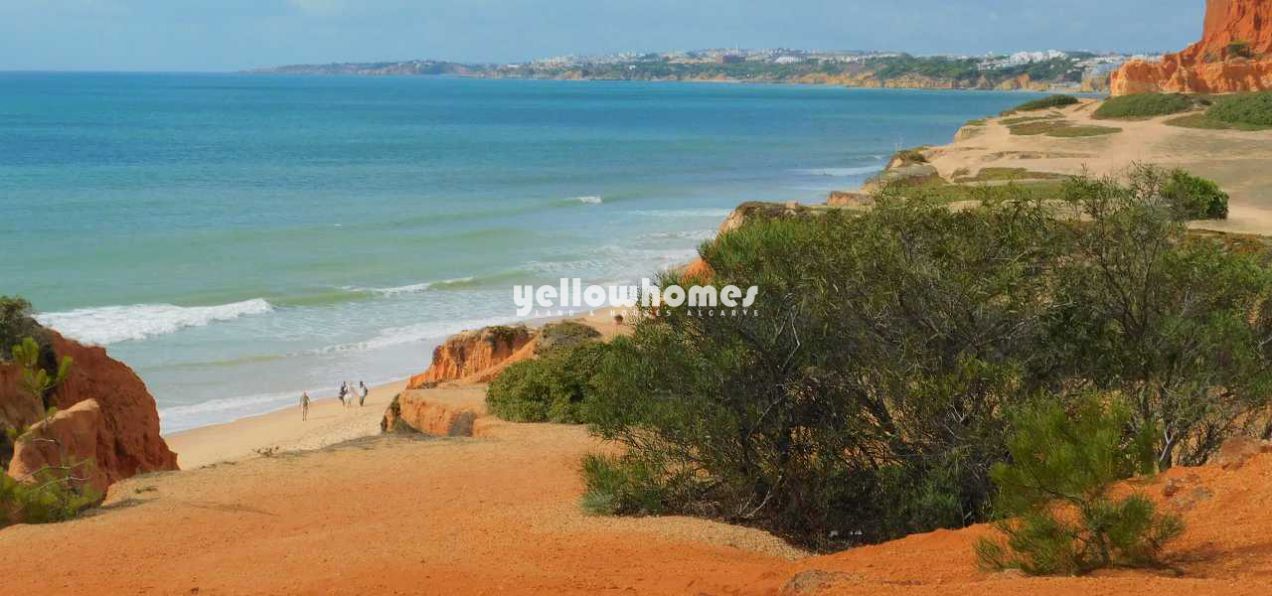 Oportunidade rara: Moradia frente à praia perto...