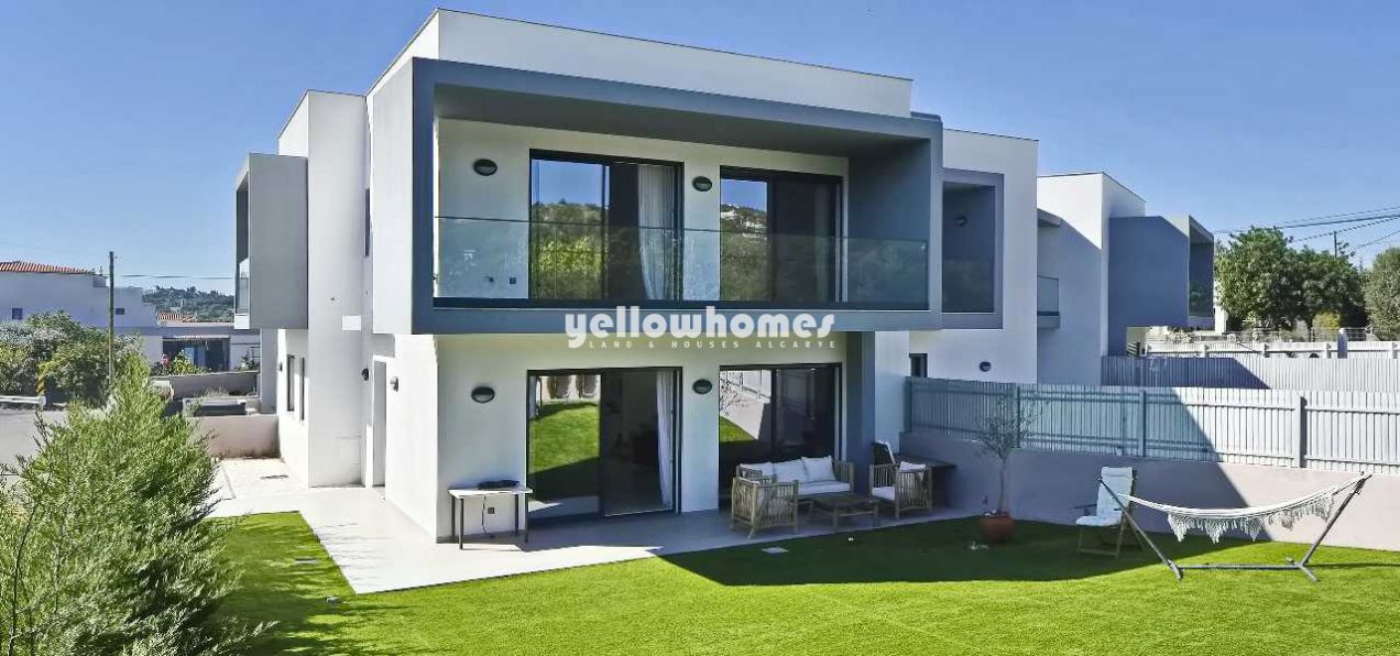 Modern 4-Bedroom Villa with Roof Terrace near...