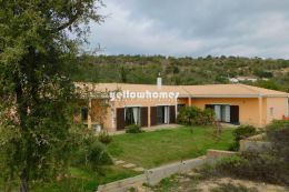 Spacious 4 bedroom villa with large plot and lots of...