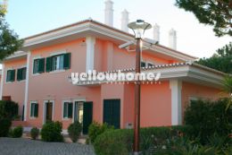 Well presented corner townhouse in Quinta do Lago...