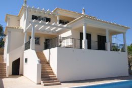 Spacious 4-bedroom villa with nice views