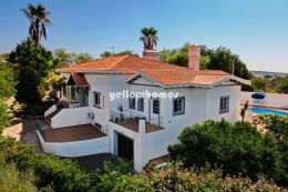 Large 4-bedroom villa with pool, garage and sea...