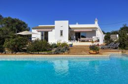 Charmante Bungalow-Villa mit Pool, Dachterrasse und Privatsphäre...