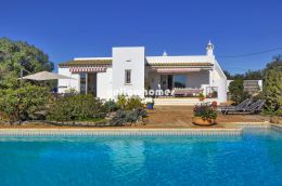 Charmante Bungalow-Villa mit Pool, Dachterrasse und Privatsphäre nahe Loulé