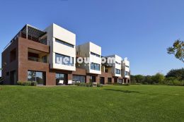 Contemporary 1-bed apartment near the Golf Course