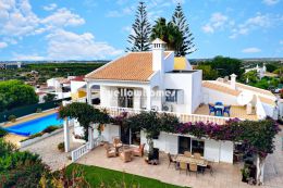 Makellos gepflegte Villa mit 5-SZ und Pool in der Nähe von Vilamoura