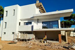 Modern, new build 3 bedroom villa with garage and pool...