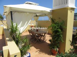 Well-presented 3-bed apartment with private roof...