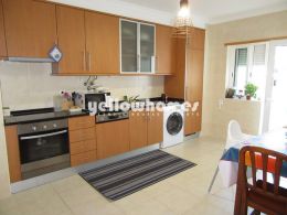 Well presented 3-bed apartment with private roof...