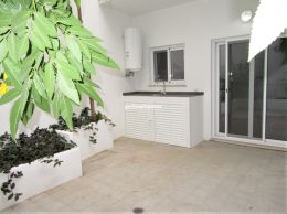 Fully renovated 2-bed apartment with sunny courtyard...