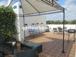Modern 3-bed apartment with private roof terrace in...