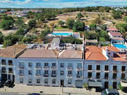 Apartamento T3 de luxo com grande piscina comum em Tavira