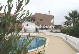 Villa with garden, pool and double garage ideal...