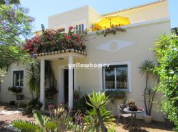 Ideally located 4 bedroom house with small garden in Tavira