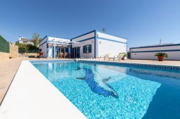 Modern 4-bed Villa with private heated pool near...