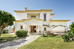 Well presented 3-bed villa near Altura and the...