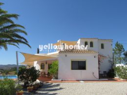 Well-kept 3-bed villa with sea and country views...