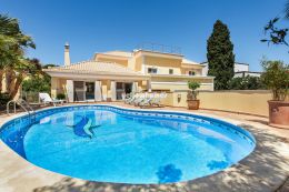 Spacious 4-bed villa with pool in central location...