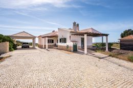 3-bed villa with 360 views of the surrounding countryside towards the ocean