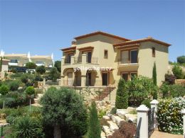 Luxurious 5 bedroom villa with pool on small urbanization...