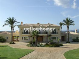 Magnificent luxurious 4-bedroom villa with guest...