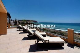 Moradia nova V4 frente ao mar na Praia da Luz
