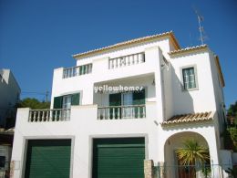 Moradia V4 com garagem numa zona tranquila perto de Tavira