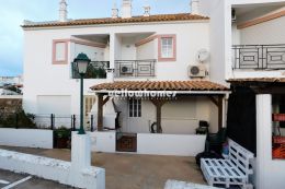 Well maintained townhouse with 2 bedrooms set within...