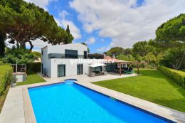 Top quality 4-bedroom golf fronted property with pool...