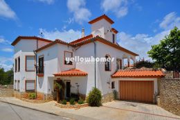 Large 6-bedroom villa with garden, pool and garage...
