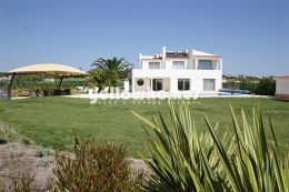 Moradia moderna com 5 quartos localizada perto de Albufeira
