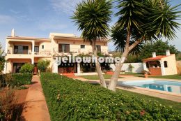 Villa with top floor apartment and small farm near Vilamoura
