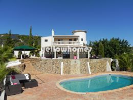 Well-presented villa with guest apartment and stunning...