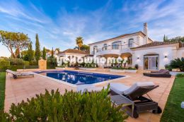 Luxurious 4-bed villa adjoining the golf course...
